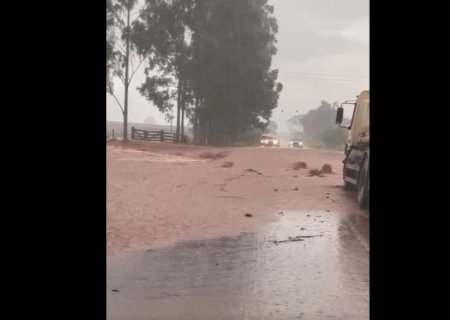 Chuva forte deixa trechos de rodovia alagados na região de Dourados