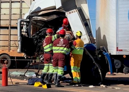 Motorista Fica Preso nas Ferragens em Acidente Entre Carretas