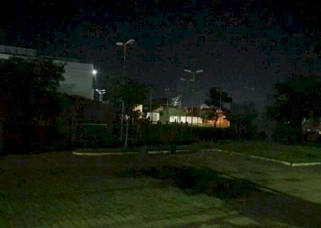 Furto de fios deixa Praça Alfredo Uhde sem iluminação