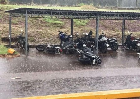 Ventos de 54 km/h derrubam motos no HU; Dourados está sob alerta de tempestade