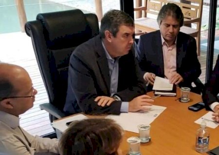 Vander pavimenta caminhos de MS em Brasília