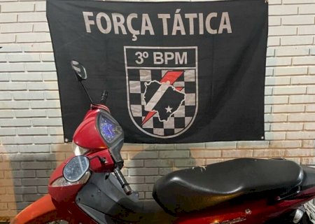 Dupla altera placa de moto furtada, tenta fuga e acaba detida