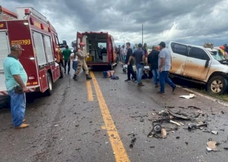 Acidente entre caminhonete e carreta mata 2 homens e deixa outros 2 feridos