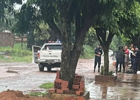 Pistoleiro chega para executar vítima, mas acaba morto