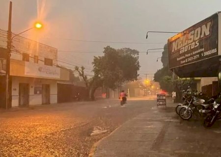Dourados: chove mais de 25 milímetros em menos de meia hora em regiões da cidade