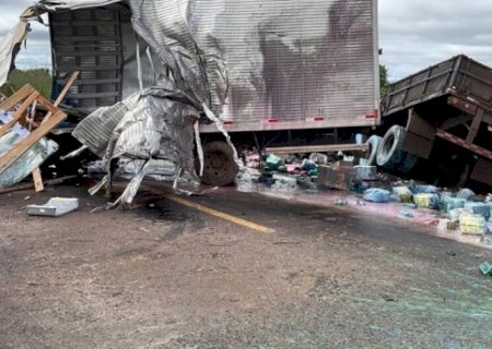 Colisão entre caminhão e carretas termina com duas pessoas mortas