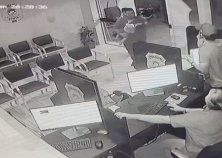 Criança que estava sem conseguir respirar é salva por policiais em delegacia