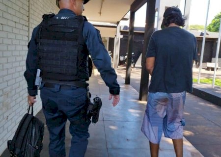 Homem é preso em flagrante após furtar garrafas de bebidas de estabelecimento comercial