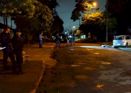 Dupla rouba carro e troca tiros com o SIG; um assaltante morre e outro fica ferido