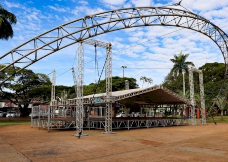 Estrutura para o 1º Festop é montada na Praça Antônio João