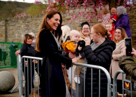 Bebê rouba a cena com bolsa de R$ 4 mil de Kate Middleton
