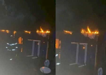 Mulher é resgatada de casa em chamas abraçada com os 4 filhos