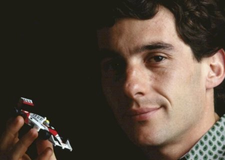 Ayrton Senna é homenageado como patrono do esporte brasileiro