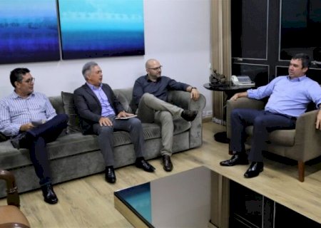 Riedel reúne secretários e marca data para plano de segurança nas escolas