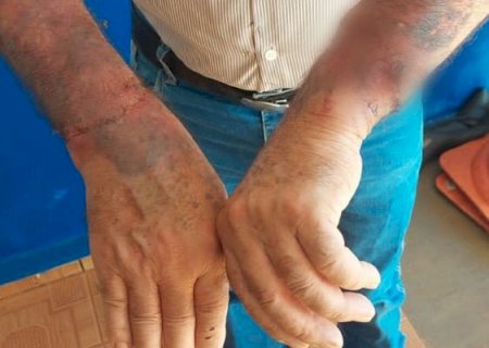 Motorista é rendido por bandidos, algemado e deixado em ponte