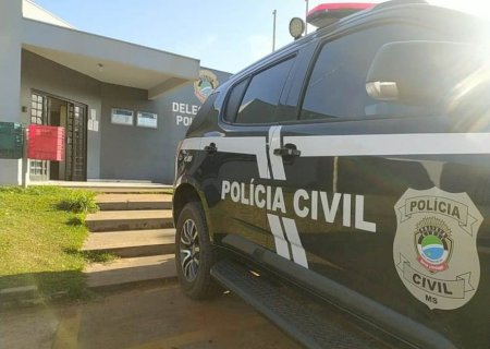 Motociclista é atropelado por caminhão ao desviar de buraco na pista