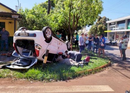 Carro capota após colisão em mesmo cruzamento que matou mulher no ano passado