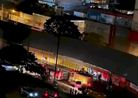 Incêndio de grande proporção atinge lojas na linha internacional entre Ponta Porã e Pedro Juan Caballero