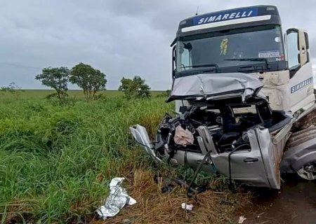 MS: motorista de caminhonete morre ao bater de frente com carreta