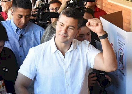 Santiago Peña, de 44 Anos, Vence Eleições no Paraguai