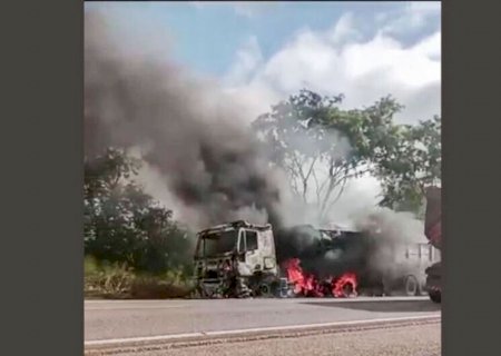 Motorista ouve explosão e carreta é consumida pelo fogo em rodovia