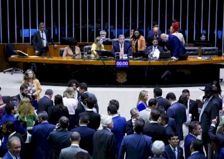 Sob protesto de indígenas, Câmara dos Deputados aprova marco temporal