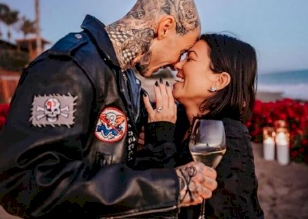 Sex tape? Travis Barker posta foto beijando seios de Kourtney Kardashian