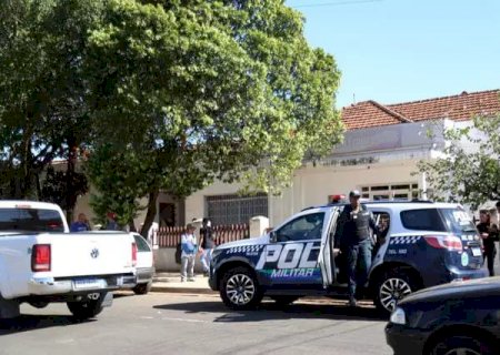 Advogada é esfaqueada por ex-aluno na porta de escola da Capital