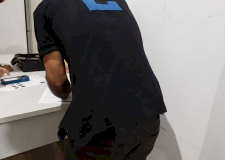 Após denúncia, homem é detido tentando furtar comércio no Centro