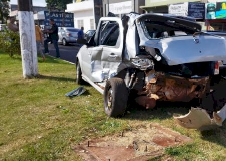 Carro faz conversão proibida e causa grave acidente em Dourados