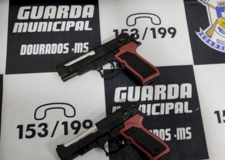 Adolescentes são apreendidos com simulacros de arma de fogo em Dourados