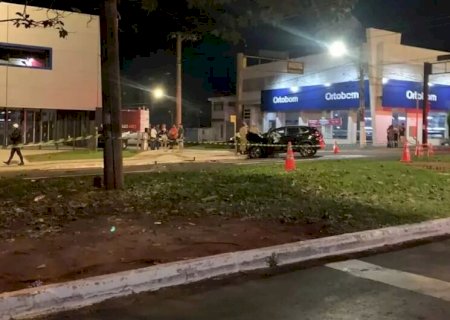 Acidente entre carros deixa jovem morta na Capital