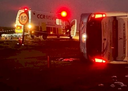Ônibus tomba, mata 1 pessoa e deixa outras 6 feridas na BR-163