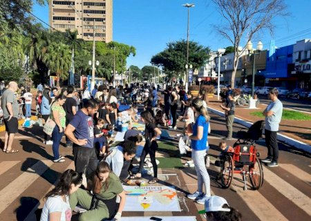 Douradenses acordam cedo para confeccionar tapetes de Corpus Christi