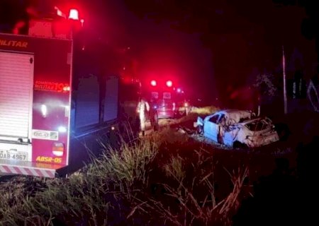 Jovem Morre e Outros dois Ficam Feridos após Carro se Chocar Contra Árvore na BR-376 em Deodápólis.