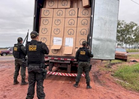 Em fuga, motorista atola e abandona caminhão abarrotado de cigarros contrabandeados