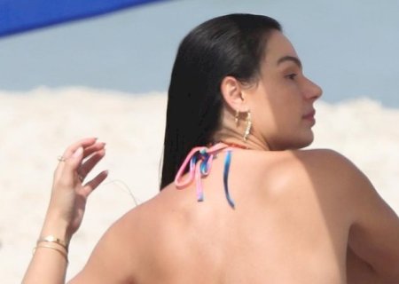 De biquíni fio, Isis Valverde é flagrada empinando o bumbum ao renovar bronzeado em praia do Rio..