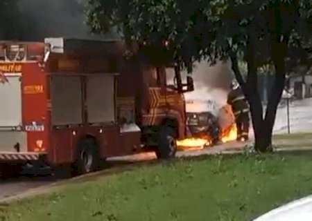 Populares acionam bombeiros após encontrarem veículo em chamas na Vila Rosa