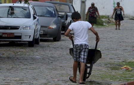 De janeiro a abril, Brasil resgata 702 crianças do trabalho infantil