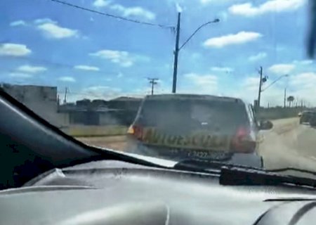 Nem carro de autoescola respeita sinalização na Coronel Ponciano