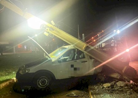 Bêbado, funcionário de lava-rápido bate carro de cliente e derruba poste