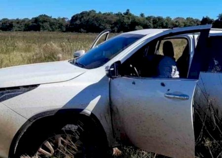 Fazendeiro encontra 2 corpos dentro de carro de luxo na fronteira de MS