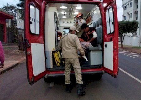 Homem é agredido com 2 facadas em Dourados