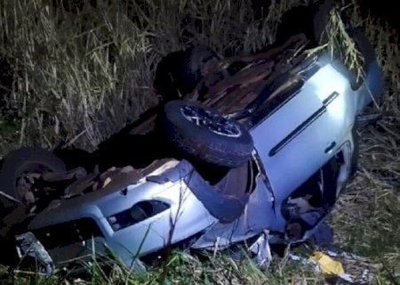 Motociclista morre e motorista capota utilitário após colisão na MS-395