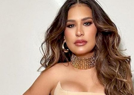 De macacão sem alça, Simone Mendes deixa silicone saltando: 'Uma boneca