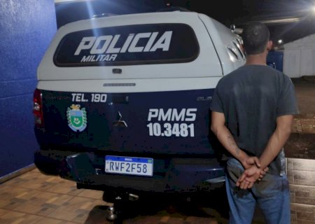 Jovem que matou homem com 17 facadas é preso pela PM; autor já matou venezuelano em Dourados