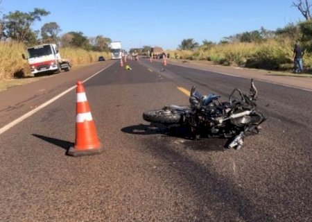 Motociclista morre ao colidir contra carreta e ser arrastado por 200m