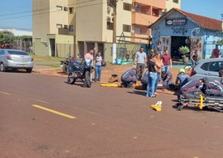 Vítimas de acidente entre motos e carro seguem internadas no HV