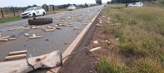 Colisão entre carro e carreta mata motorista e deixa droga espalhada em rodovia
