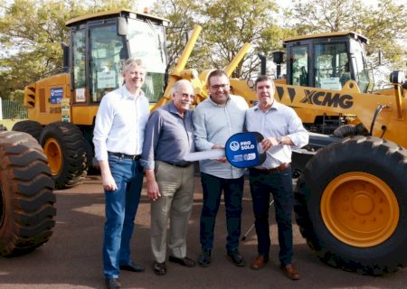 Dourados recebe motoniveladora para recuperar estradas